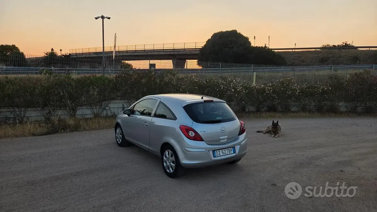 Usata Opel Corsa 65 CV (47 kW) 2010 Grigio Utilitaria