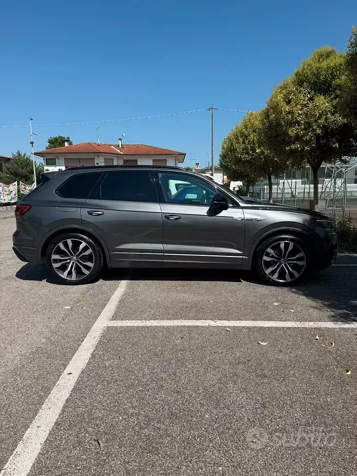Usata VW Touareg R-line 231 CV (169 kW) 2019 Grigio SUV