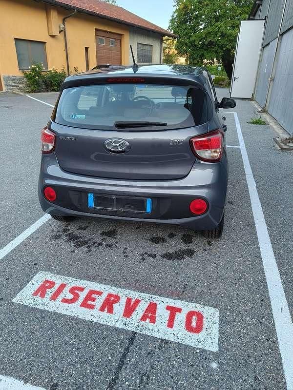 Marrone Usata 2018 Hyundai i10 Due volumi | 8900 € (Buon prezzo) - Immagine 1/4