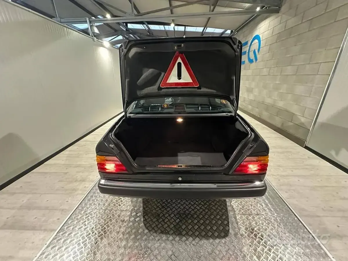 Usata Mercedes 200 122 CV (89 kW) 1991 Grigio Berlina
