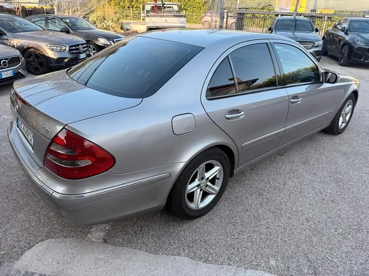 Usata Mercedes E270 Avantgarde 177 CV (130 kW) 2003 Argento Berlina