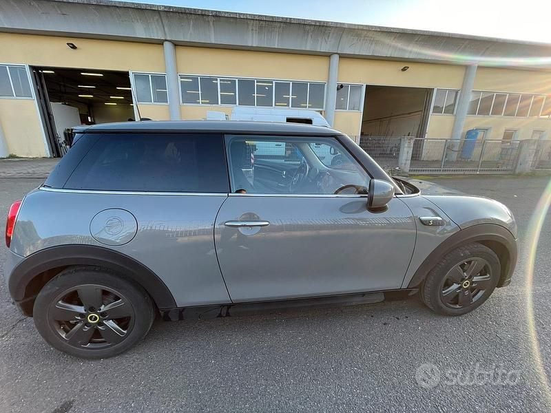 Usata Mini Cooper SE 75 kW (102 CV) 2023 Grigio Utilitaria