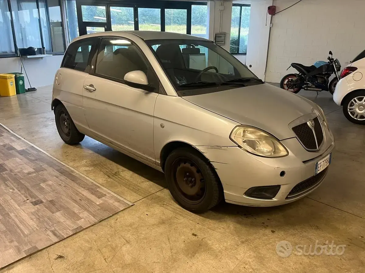 Usata Lancia Ypsilon 77 CV (56 kW) 2010 Grigio Utilitaria