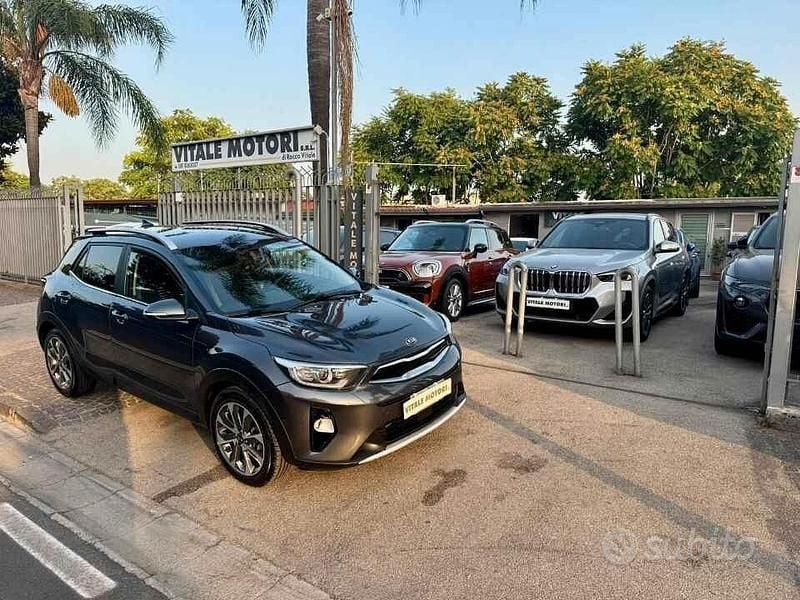 Grigio Usata 2020 Kia Stonic SUV | 11.999 € (Buon prezzo) - Immagine 1/4