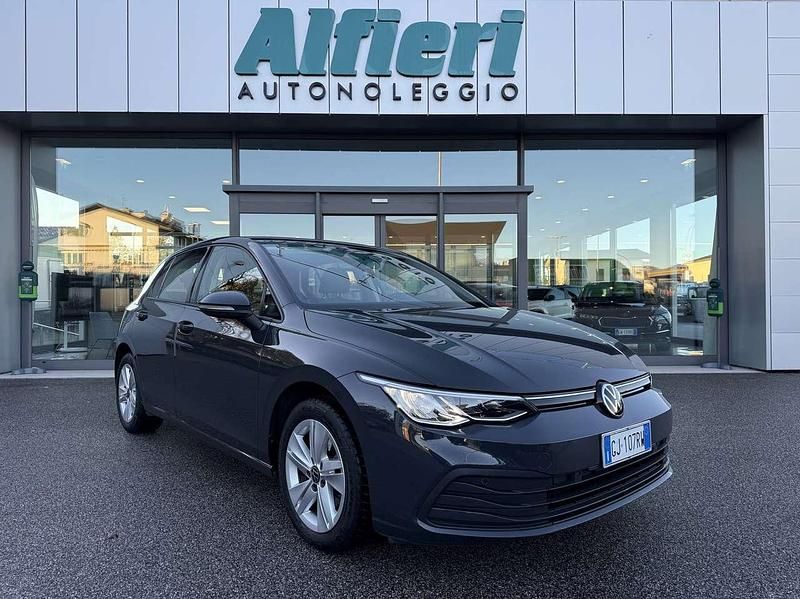 Grigio Usata 2022 VW Golf VIII Life Tre volumi | 18.750 € (Buon prezzo) - Immagine 1/4