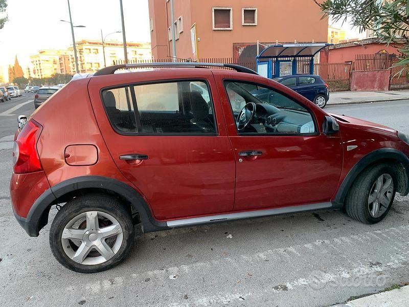 Usata Dacia Sandero 75 CV (55 kW) 2011 Rosso Utilitaria