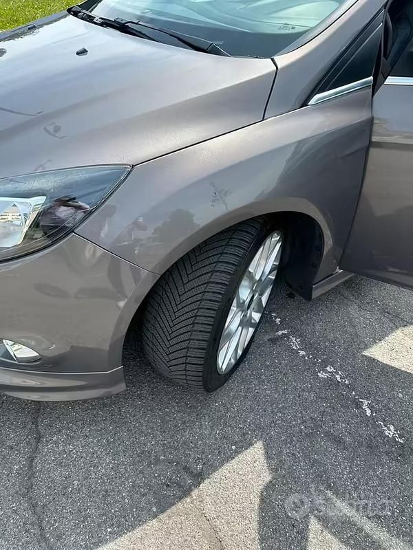 Begagnad Ford Focus 163 HK (119 kW) 2012 Grå Kombi