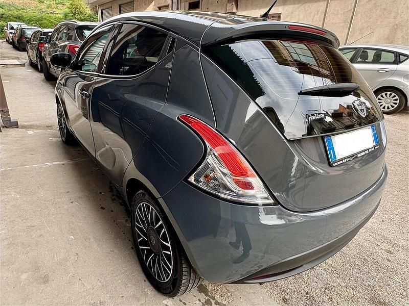Usata Lancia Ypsilon 95 CV (69 kW) 2014 Grigio Utilitaria