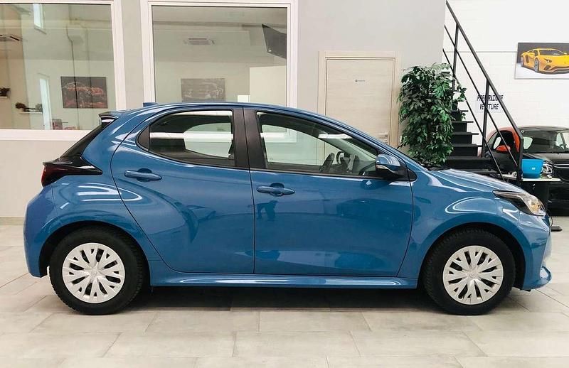 Usata Toyota Yaris Hybrid 92 CV (67 kW) 2021 Blu/azzurro Berlina