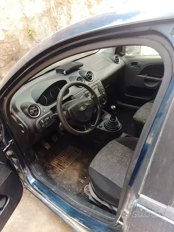 Usata Ford Fiesta 68 CV (50 kW) 2004 Bluazzurro Utilitaria