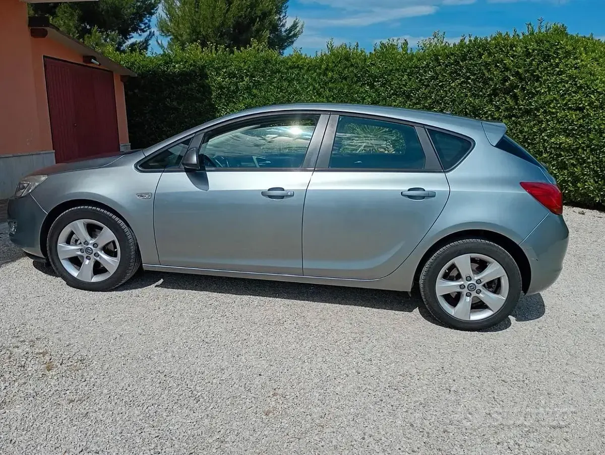 Usata Opel Astra 110 CV (80 kW) 2012 Grigio Berlina