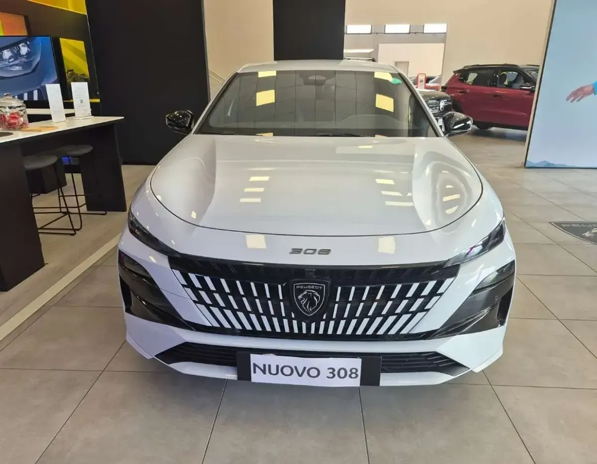Nuova Peugeot e-308 GT 114 kW (156 CV) 2026 Bianco okenite Utilitaria
