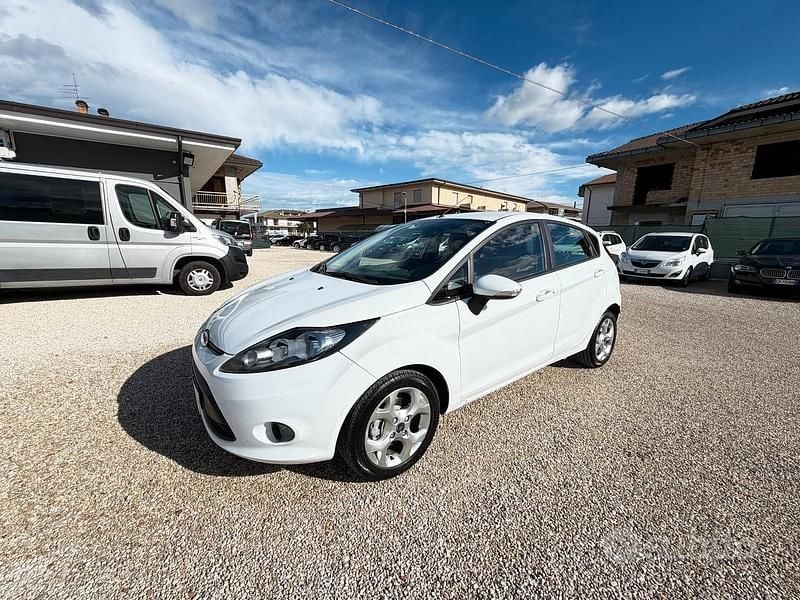 Usata Ford Fiesta 68 CV (50 kW) 2010 Bianco Utilitaria