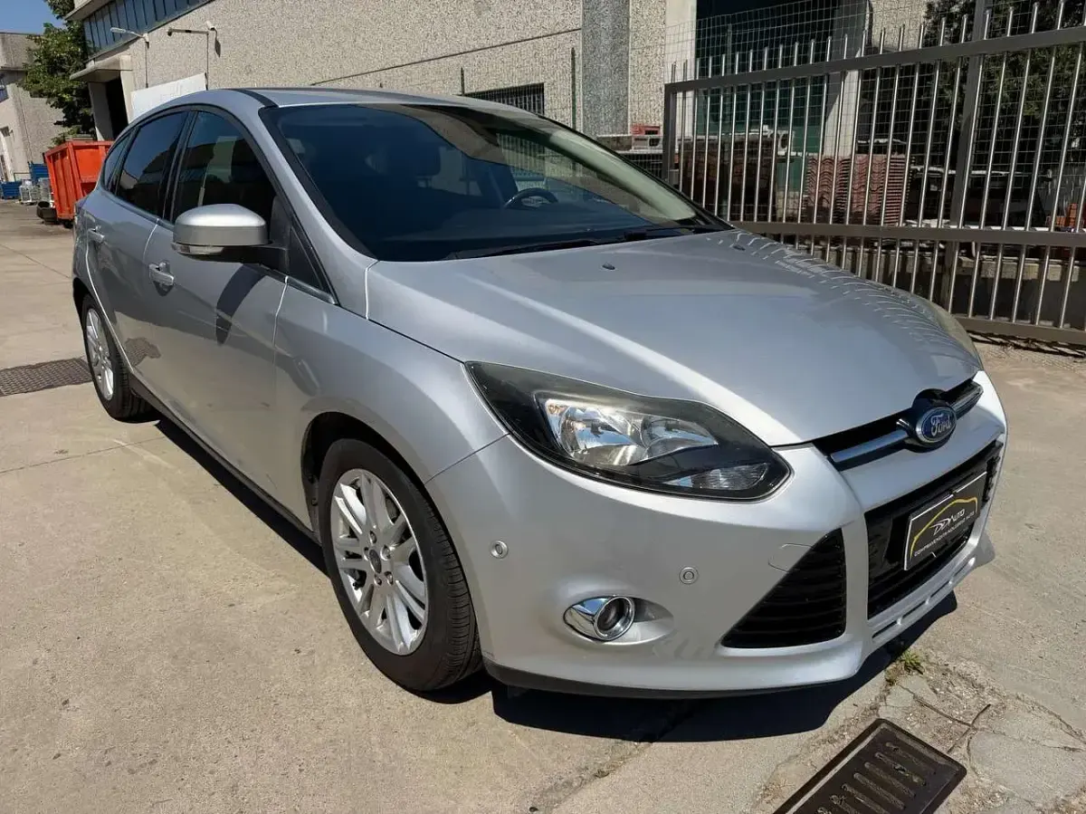 Usata Ford Focus Individual 125 CV (91 kW) 2014 Argento Berlina