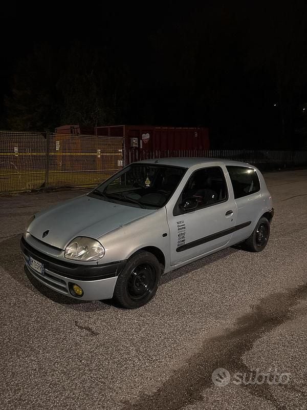 Usata Renault Clio II 58 CV (42 kW) 2001 Grigio Utilitaria
