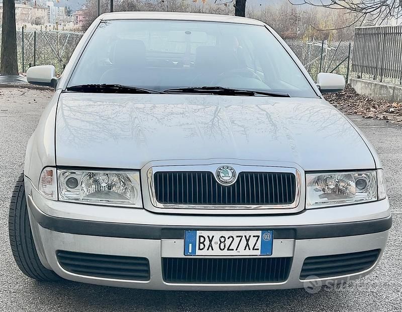 Grigio Usata 2002 Skoda Octavia Tre volumi | 2900 € - Immagine 1/4