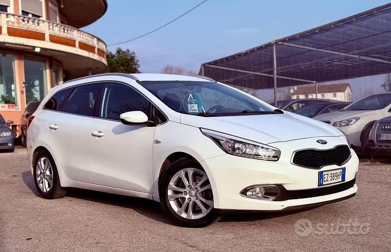Begagnad Kia Ceed 128 HK (94 kW) 2015 Vit Halvkombi