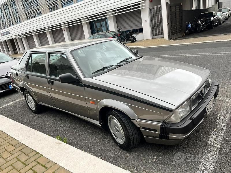 Usata Alfa Romeo 75 155 CV (114 kW) 1990 Grigio Berlina