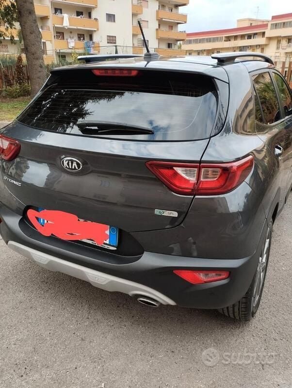 Grigio Usata 2019 Kia Stonic SUV | 11.500 € (Buon prezzo) - Immagine 1/4