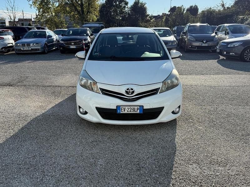 Bianco Usata 2013 Toyota Yaris Style Tre volumi | 7100 € (Buon prezzo) - Immagine 1/4