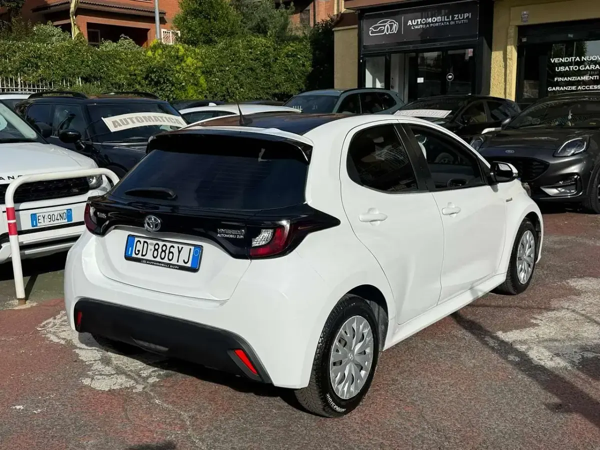 Usata Toyota Yaris Hybrid Lounge 92 CV (67 kW) 2021 Bianco Berlina