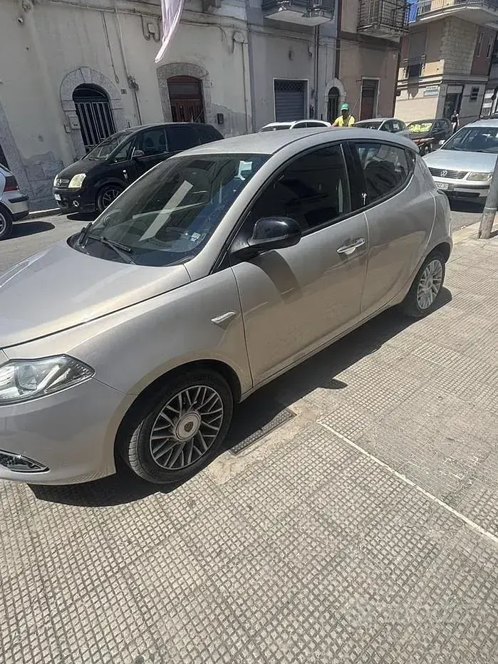 Usata Lancia Ypsilon 69 CV (50 kW) 2026 Grigio Utilitaria