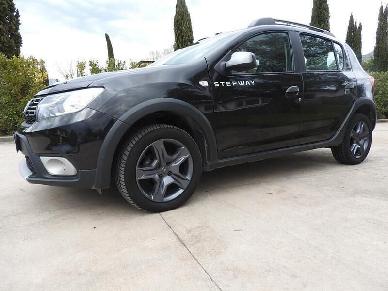 Nero Usata 2018 Dacia Sandero Stepway Due volumi | 9700 € (Cara) - Immagine 1/4