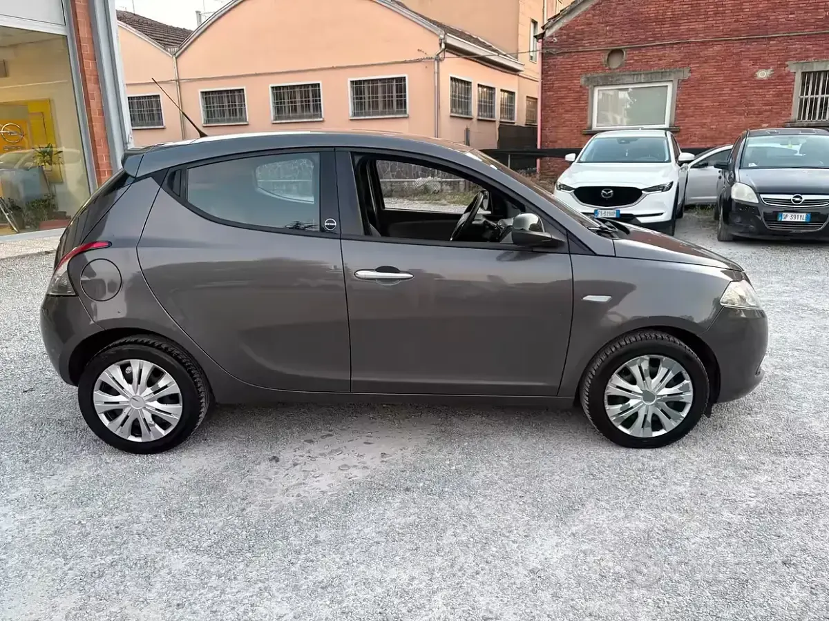 Usata Lancia Ypsilon 69 CV (50 kW) 2012 Grigio Utilitaria