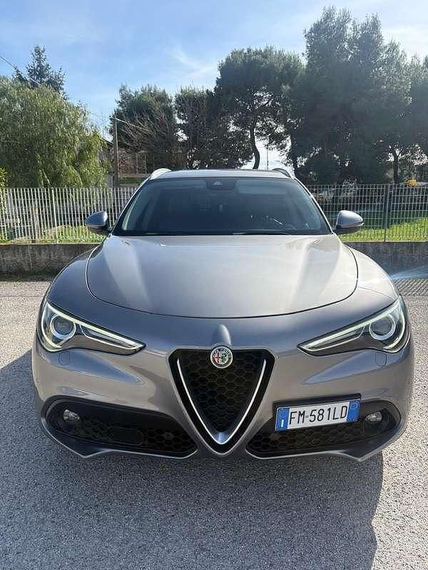 Usata Alfa Romeo Stelvio Executive 209 CV (153 kW) 2017 Grigio SUV