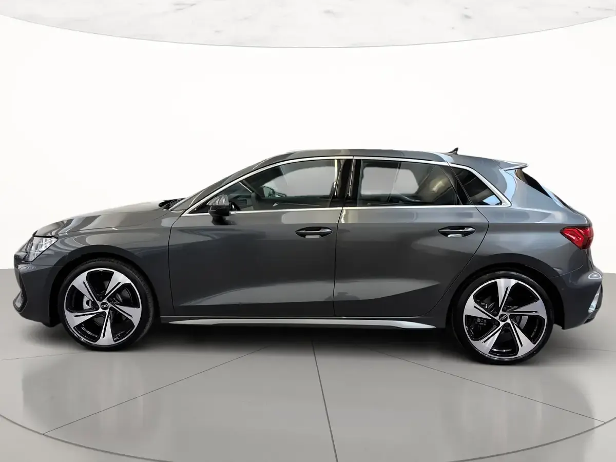 Usata Audi A3 S-Line 204 CV (150 kW) 2026 Grigio daytona perlato Berlina