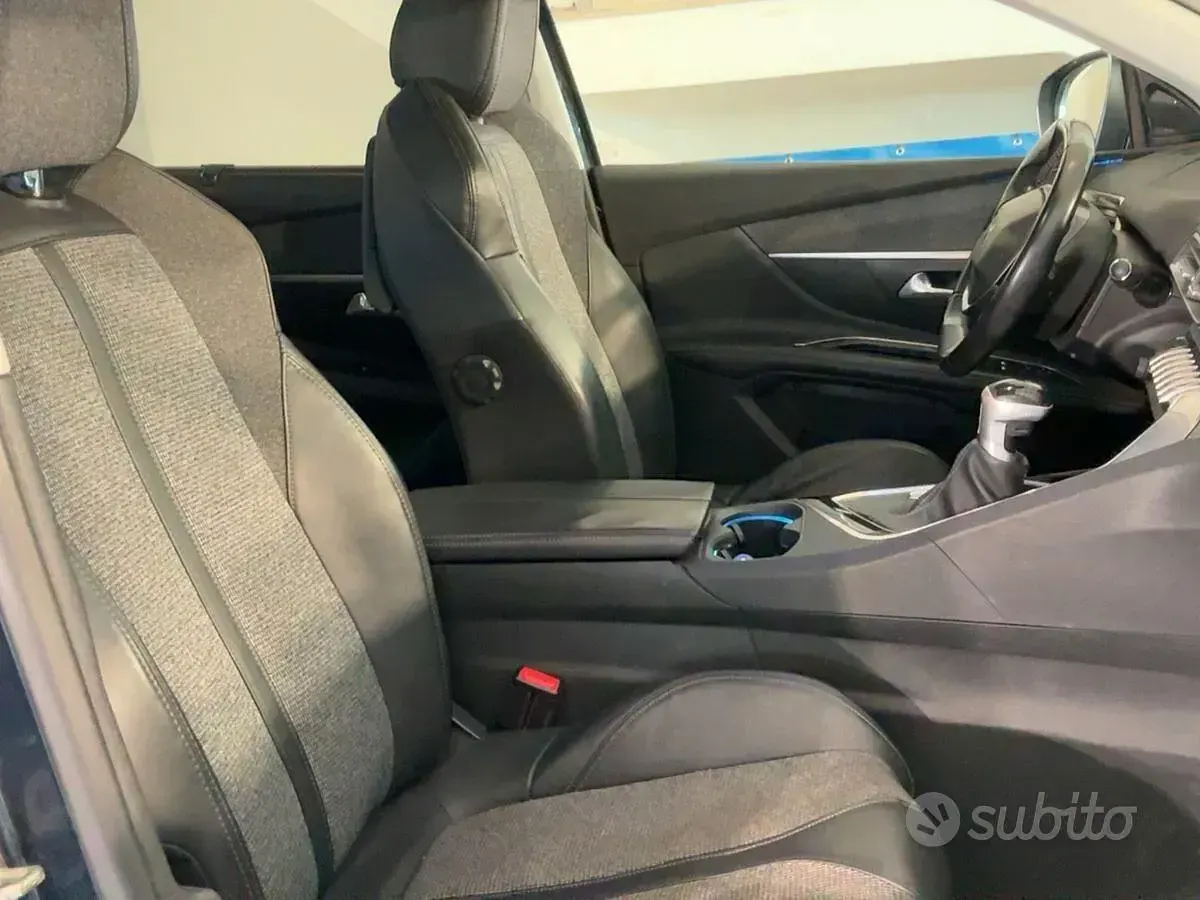 Usata Peugeot 5008 Allure 120 CV (88 kW) 2017 Bluazzurro SUV