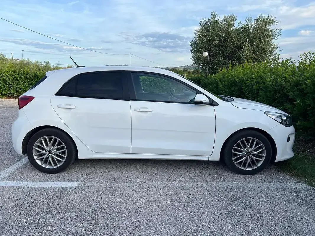 Usata Kia Rio 90 CV (66 kW) 2017 Bianco Berlina