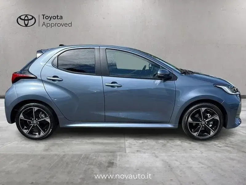 Nuova Toyota Yaris Hybrid Premium 131 CV (96 kW) 2026 Blu Berlina