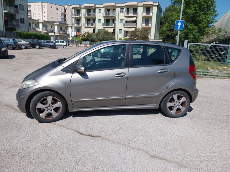 Grigio Usata 2008 Mercedes A180 Avantgarde Due volumi | 1800 € (Ottimo prezzo) - Immagine 1/4