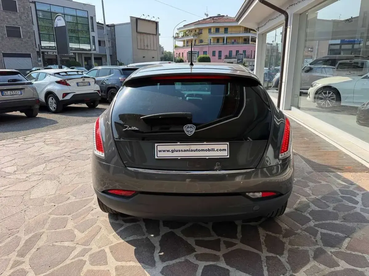 Usata Lancia Delta Gold 120 CV (88 kW) 2011 Grigio Utilitaria