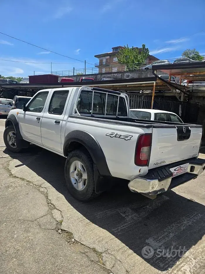 Usata Nissan Navara XE 174 CV (127 kW) 2006 Bianco Pick-up