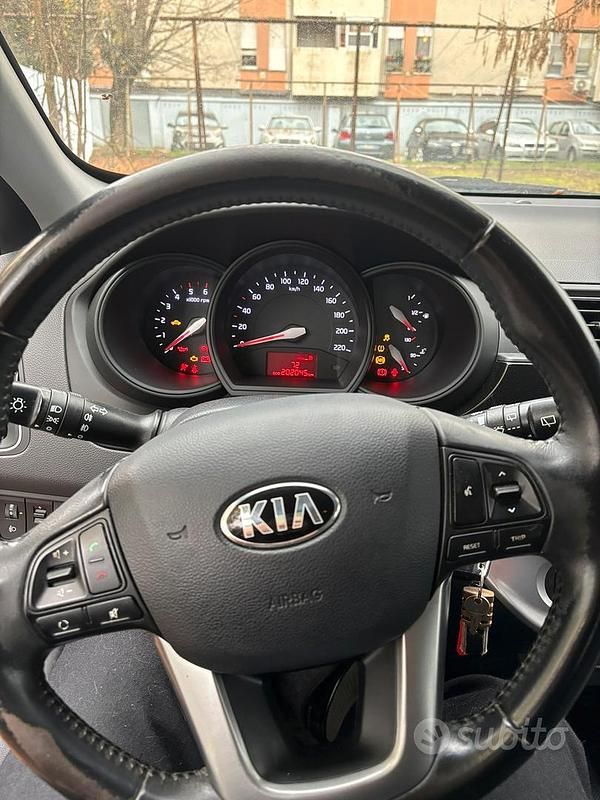 Usata Kia Rio 2015 Blu Berlina