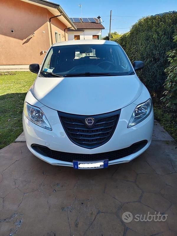 Usata Lancia Ypsilon 69 CV (50 kW) 2015 Bianco Utilitaria