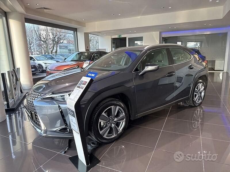 Usata Lexus UX 300e Luxury Line 150 kW (204 CV) 2024 Grigio SUV