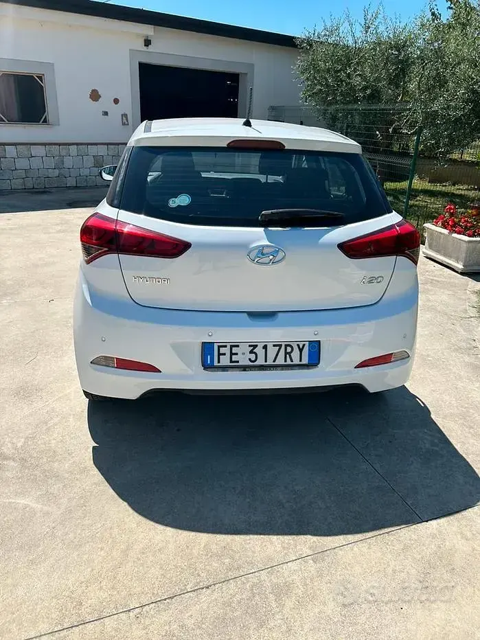 Usata Hyundai i20 75 CV (55 kW) 2016 Bianco Berlina