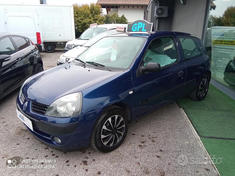 Usata Renault Clio II Dynamique 58 CV (42 kW) 2006 Blu Berlina