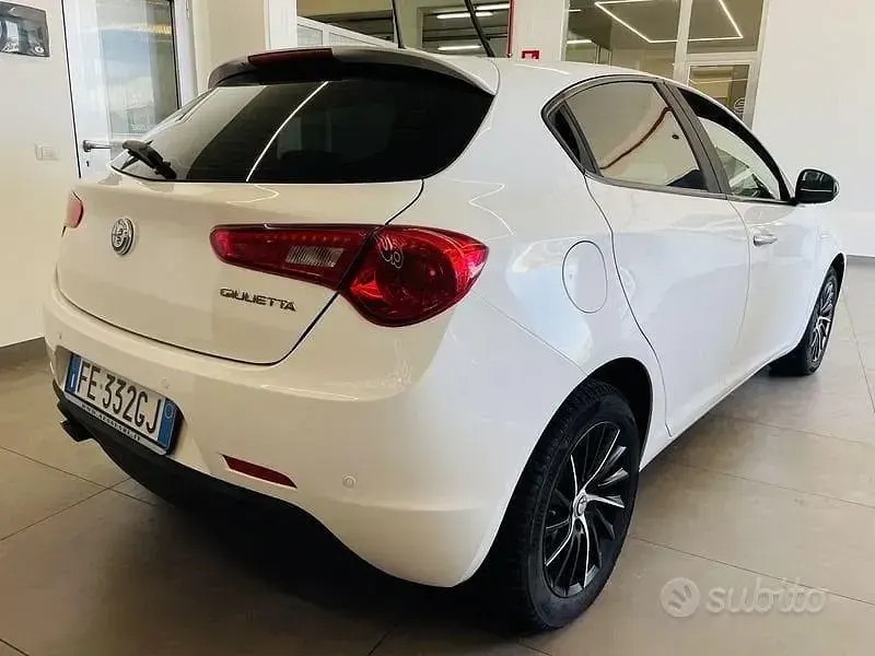 Usata Alfa Romeo Giulietta Distinctive 105 CV (77 kW) 2016 Bianco Utilitaria