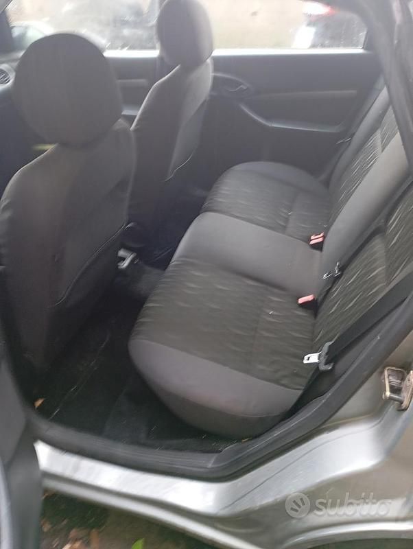 Begagnad Ford Focus 116 HK (85 kW) 2004 Grå Sedan