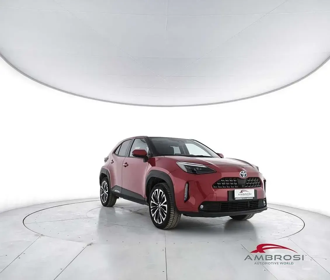 Begagnad Toyota Yaris Cross Lounge 92 HK (67 kW) 2021 Röd SUV