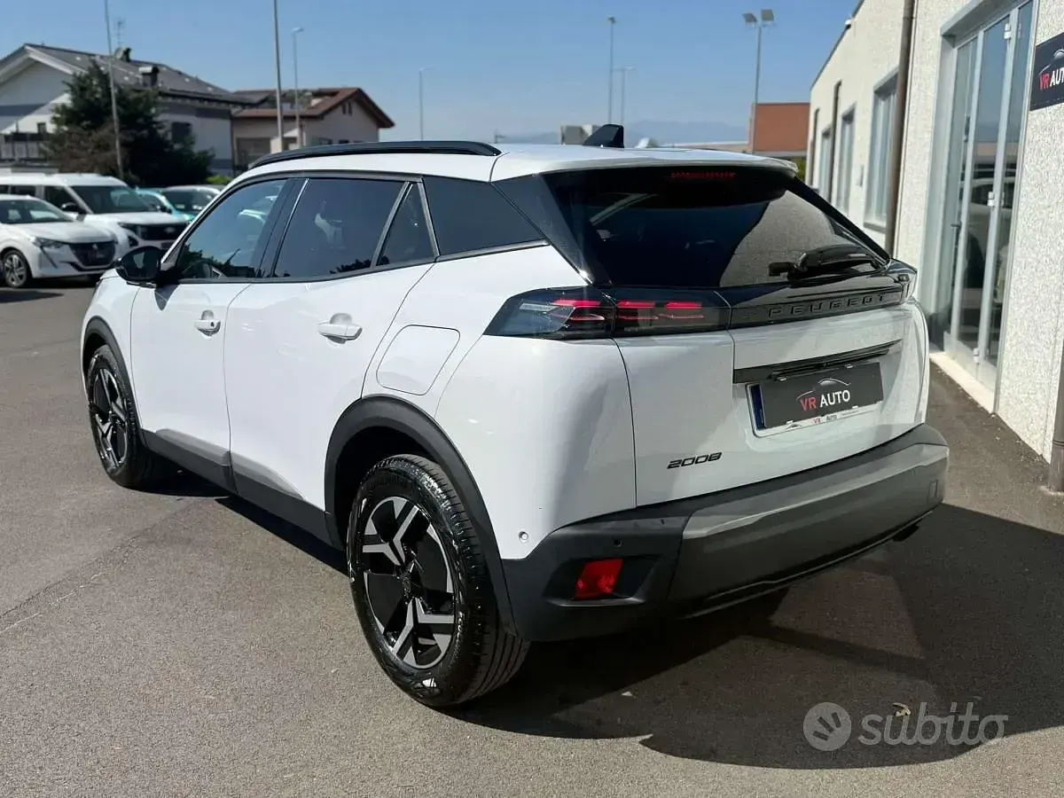 Usata Peugeot 2008 Allure 101 CV (74 kW) 2024 Bianco SUV