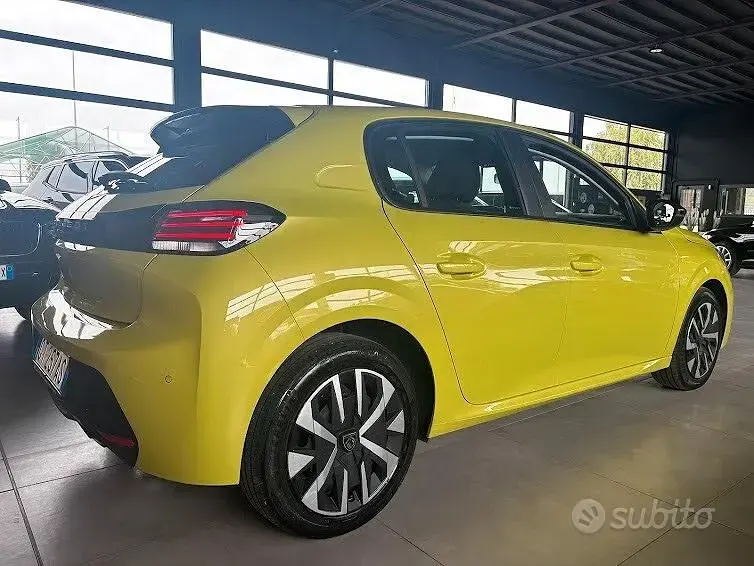Usata Peugeot 208 Active 75 CV (55 kW) 2024 Verde Utilitaria