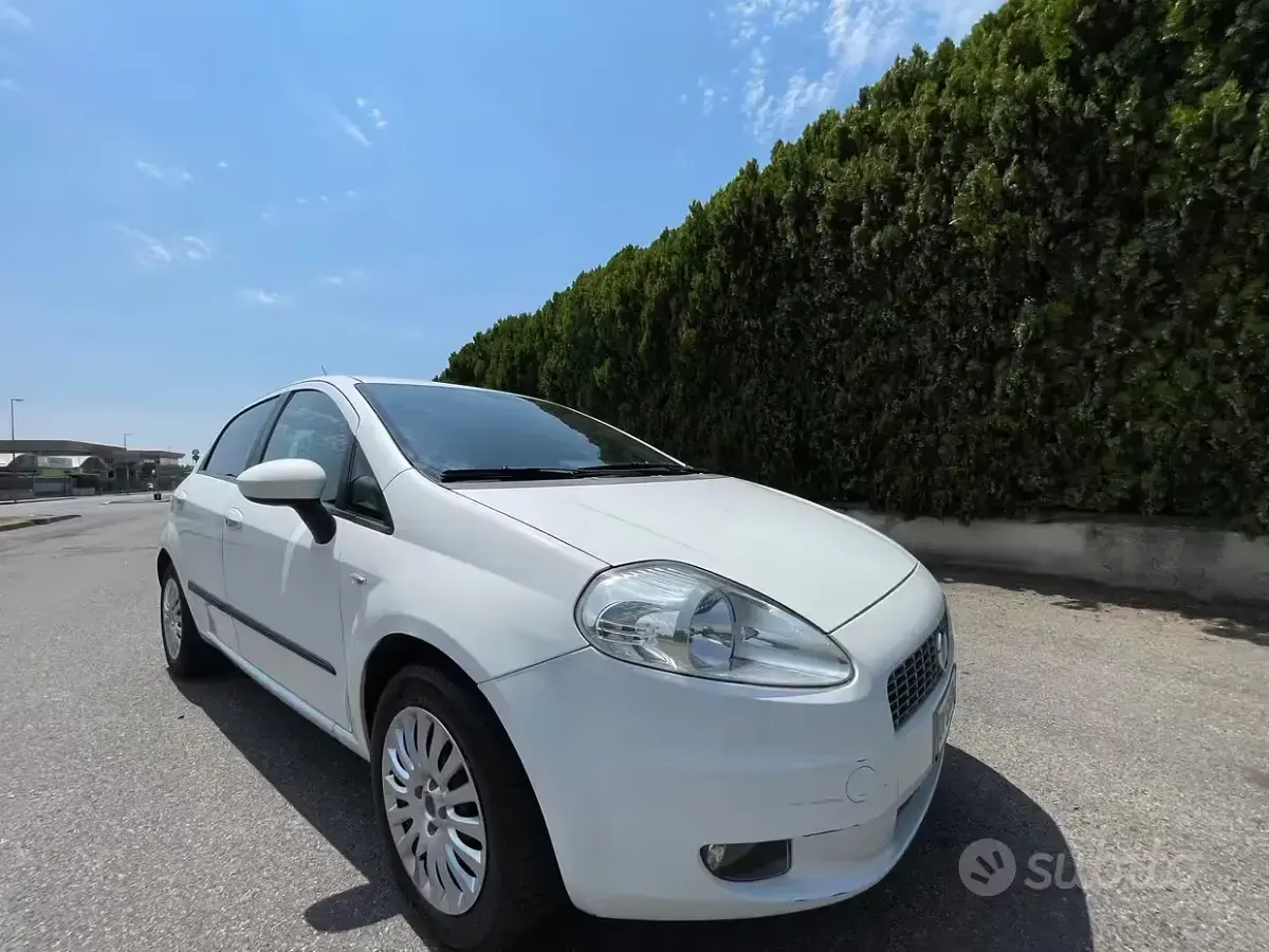 Usata Fiat Grande Punto Active 77 CV (56 kW) 2009 Bianco Utilitaria