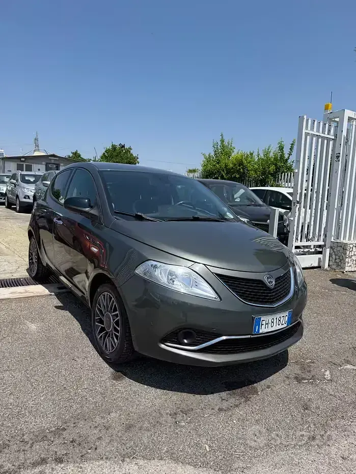 Usata Lancia Ypsilon Silver 69 CV (50 kW) 2017 Grigio Utilitaria