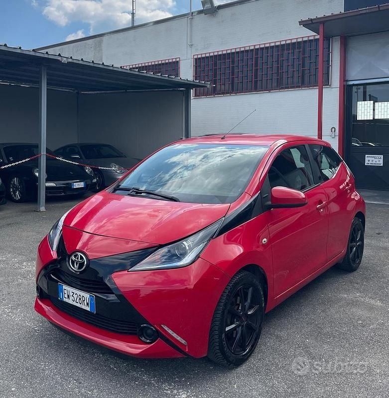 Usata Toyota Aygo X-play 69 CV (50 kW) 2015 Rosso Utilitaria