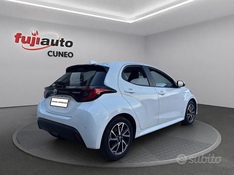 Usata Toyota Yaris Hybrid Trend 116 CV (85 kW) 2022 Super white Utilitaria